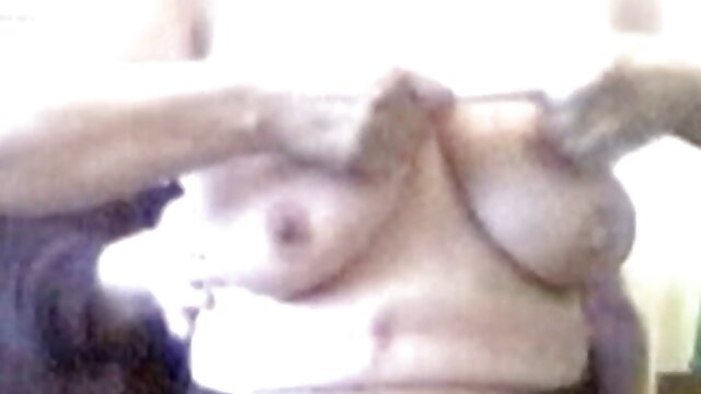 Clea Gaultier usa meias de seda vídeo de pornô de mulher morena durante o anal