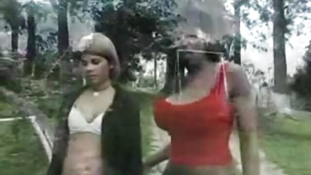 As grandes Mamas da Kelly vídeo de pornô vídeo de pornô Divine atraem este garanhão negro para a sua presa.